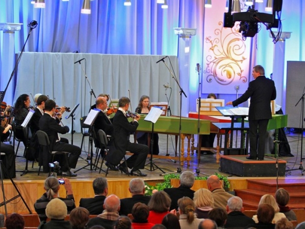 Оркестр НРКУ під керуванням В.Шейка виконує Концерт Й.С.Баха для чотирьох клавесинів з оркестром