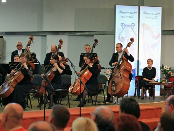 Група віолончелей і басів симфонічного оркестру НРКУ, ведуча концерту Г. Бабій