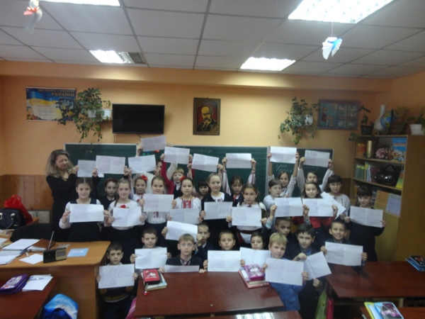 Учні 4-В класу Івано-Франківської школи № 18 із щойно написаними диктантами 