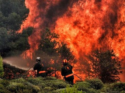 În Grecia este anunțat un doliu naţional de trei zile, după cele mai grave incendii de pădure din ultimii zece ani
