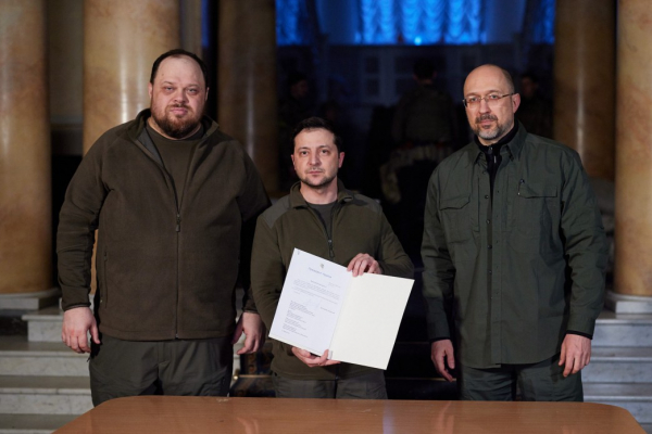  Зеленський підписав заявку на членство України в ЄС 