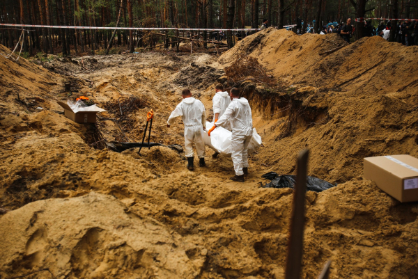 Izium: au fost exhumate 447 cadavre, dintre care majoritatea sunt femei și 5 copii